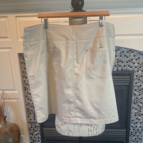 Avenue khaki skort, size 16, good used condition - Picture 4 of 7